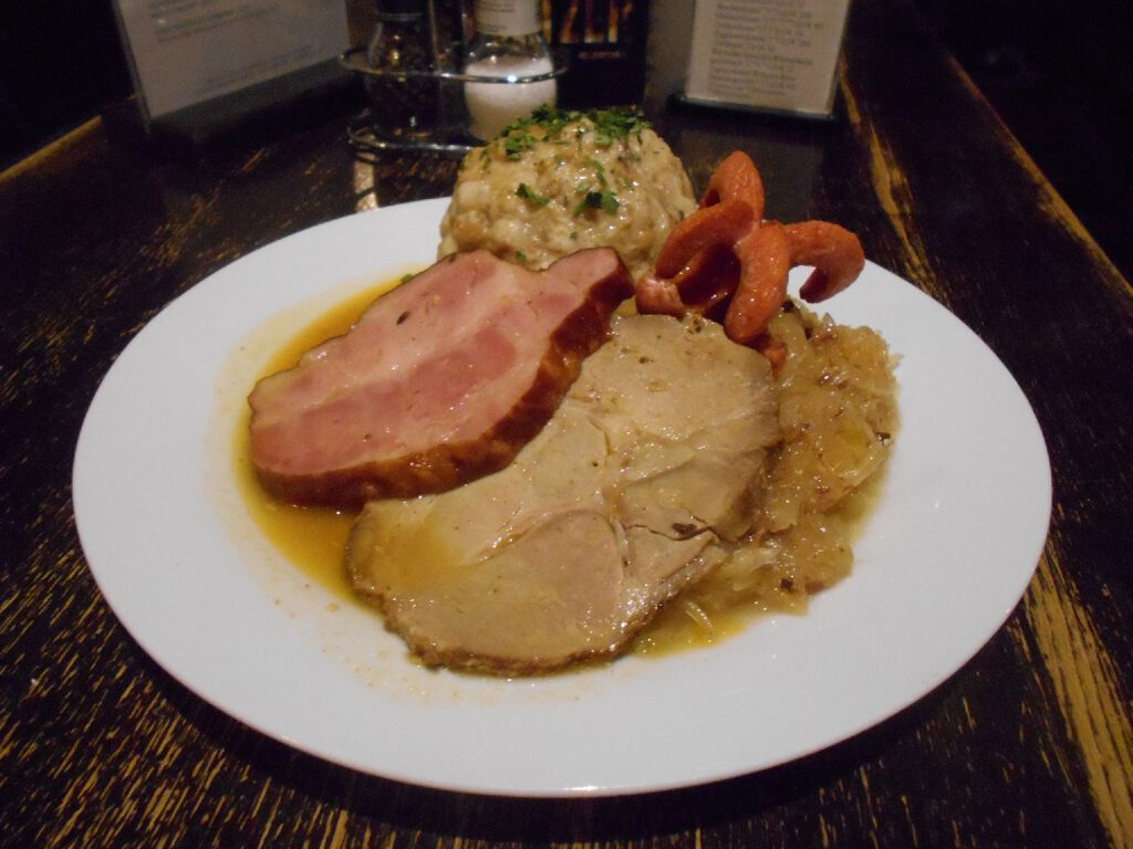 Bauernschmaus – Schweinsbraten, Geselchtes & Würstel mit Sauerkraut und Semmelknödel / ACGLM