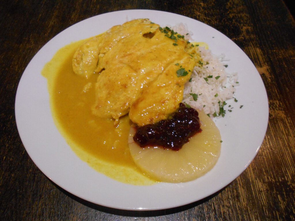 Chicken curry with basmati rice, pineapple and cranberries / AGL