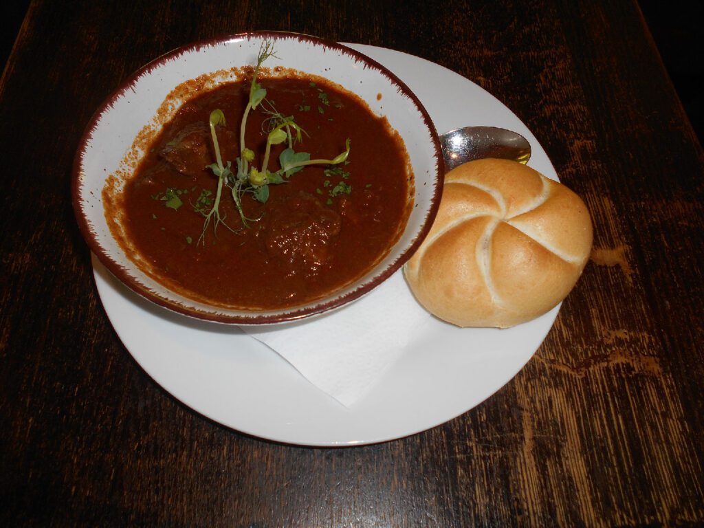 Small Viennese beef goulash – According to Grandma’s recipe, with bread dumplings / ACG