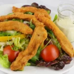 Salat mit Putenstreifen gebacken / ACGM