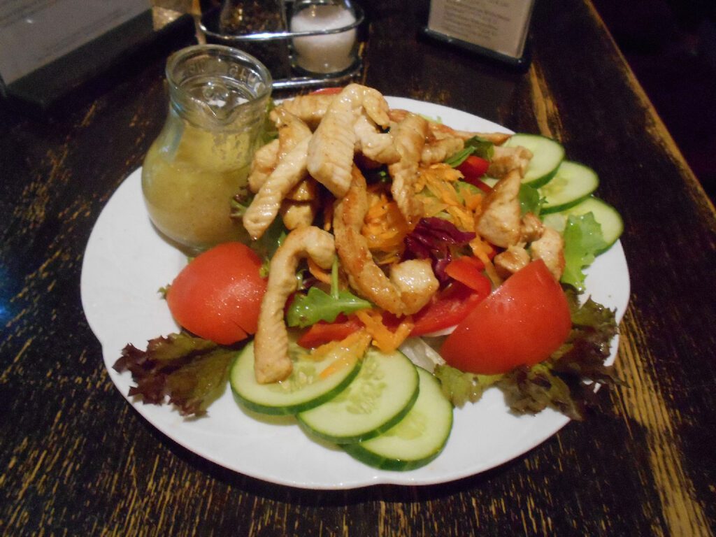 Salad with turkey strips (plain) / M