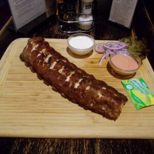 Spareribs (pork) served with both garlic and cocktail sauce / ACGLMO