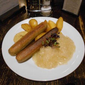 Vegane Bratwurst mit Sauerkraut und Rösti / A