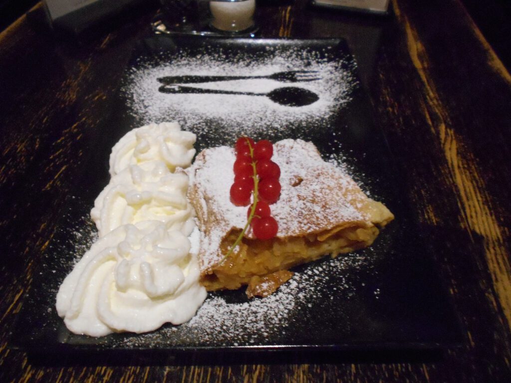 Vegetarischer Apfelstrudel – mit handgemachten Mürbeteig, ohne Rosinen und mit Schlagobers / ACG