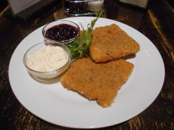Vegetarian baked Emmental with tartar sauce and cranberries / ACGLM